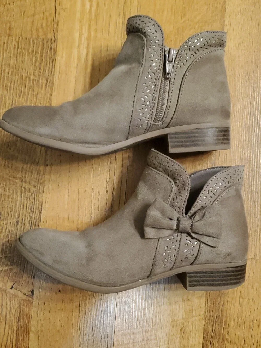 SO Girl's Taupe Bow Faux Suede Ankle Boots Size 4